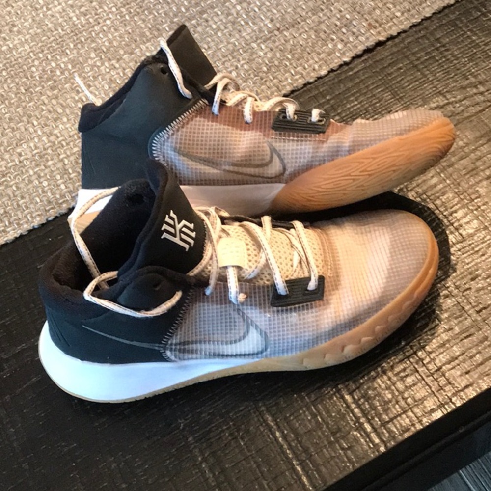 Men’s basketball shoe